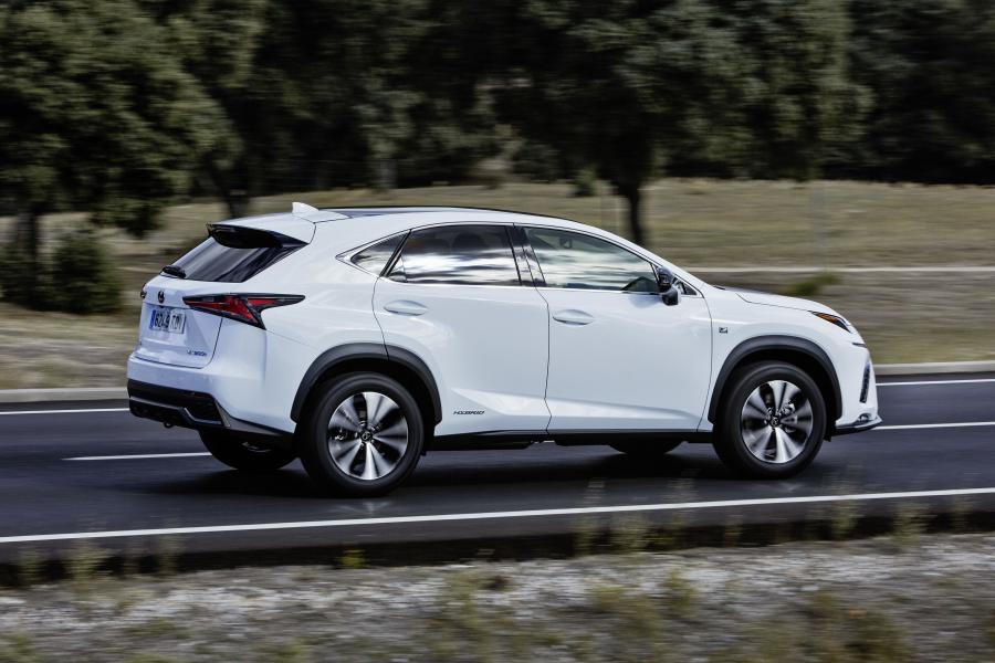  Lexus NX300h F-Sport 2017 года  (WW) (фото 15 из 20)